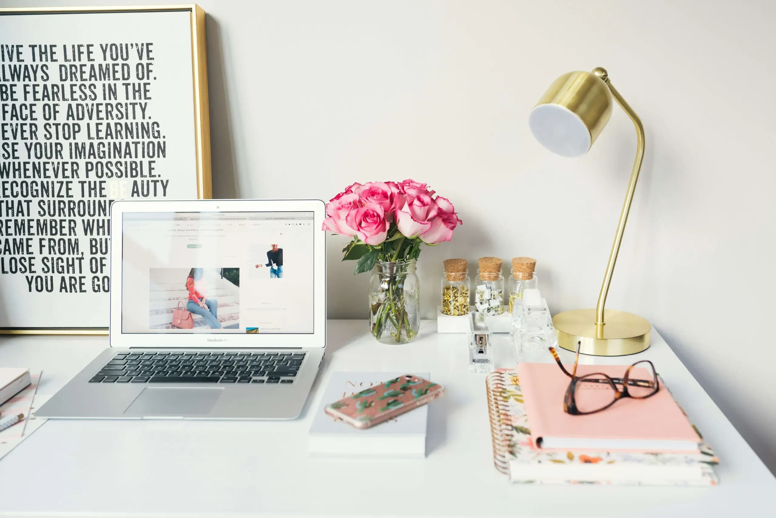 beeldscherm met productbeschrijving op bureau
