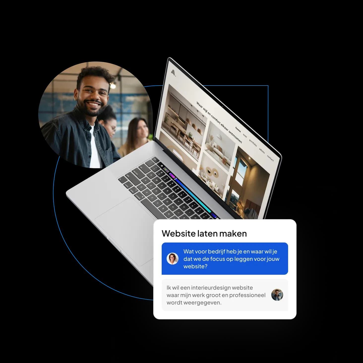 Glimlachende man naast een laptop met een interieurdesignwebsite, met een chatvenster 'Website laten maken' waarin iemand vraagt wat voor bedrijf je hebt en een klant antwoordt een interieurdesignwebsite te willen waarop de portfolio groot en professioneel wordt getoond.