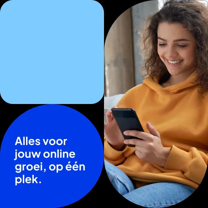 Glimlachende jonge vrouw met krullend haar en een oranje hoodie kijkt op haar telefoon, met de tekst 'Alles voor jouw online groei, op één plek'.