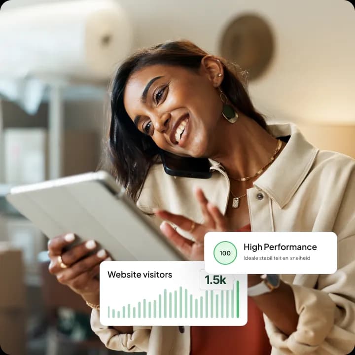 Lachende vrouw die telefoneert en op een tablet kijkt, met een kaartje 'High Performance' met score 100 en een kaartje 'Website visitors' met 1.5k bezoekers en een staafgrafiek.