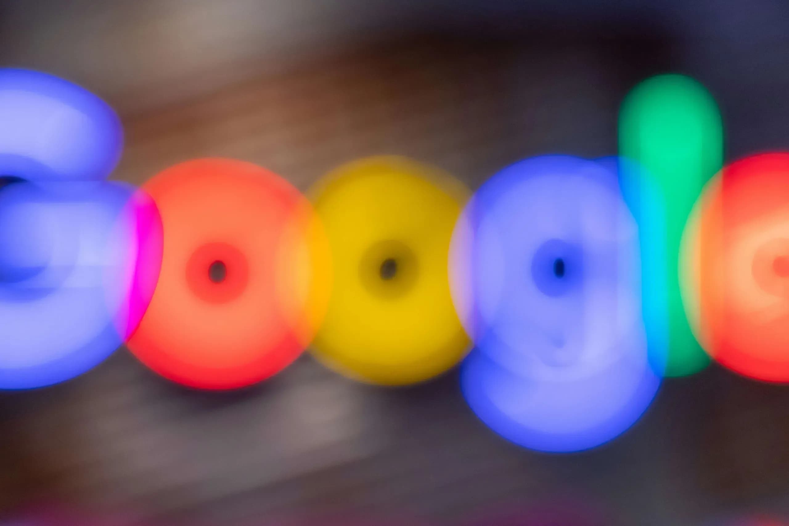 Een vervaagde foto van het Google logo