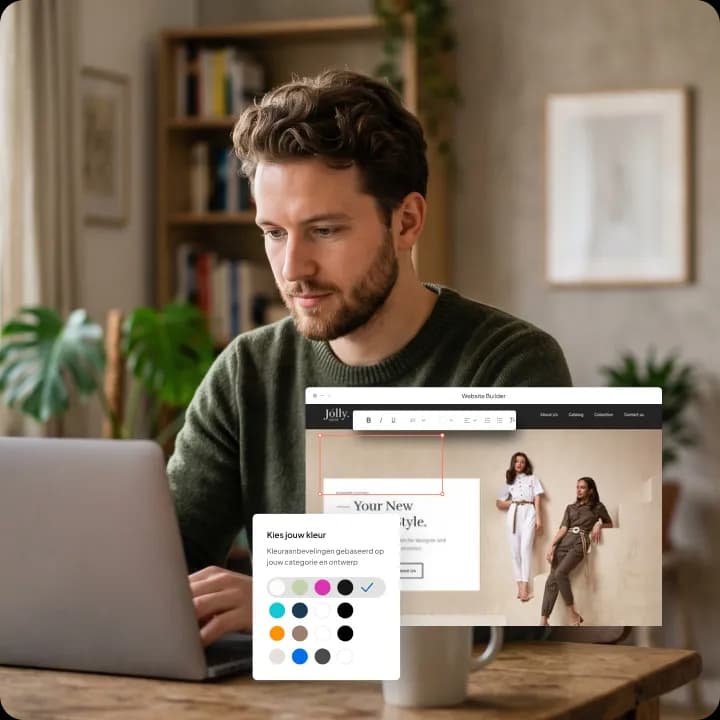Man die aan een houten tafel op een laptop werkt, met daaroverheen een schermafbeelding van de Website Builder Plus waarin een modewebshop wordt bewerkt en een kleurkiezer met de tekst 'Kies jouw kleur'.