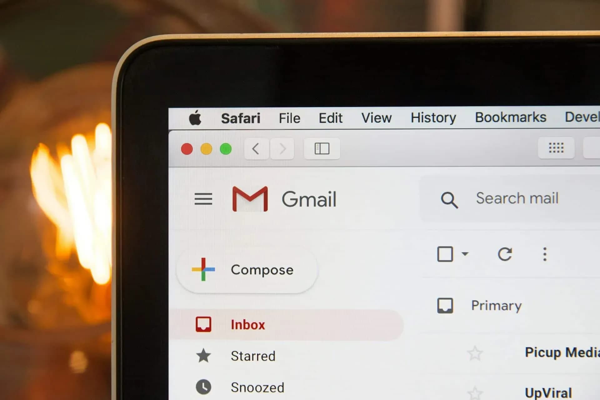 Deel van een laptop met Gmail op het scherm.