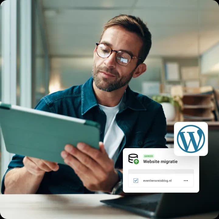 Man met bril kijkt op een tablet aan een bureau, met een WordPress-logo en een kaart met de tekst 'Gereed, Website migratie'.