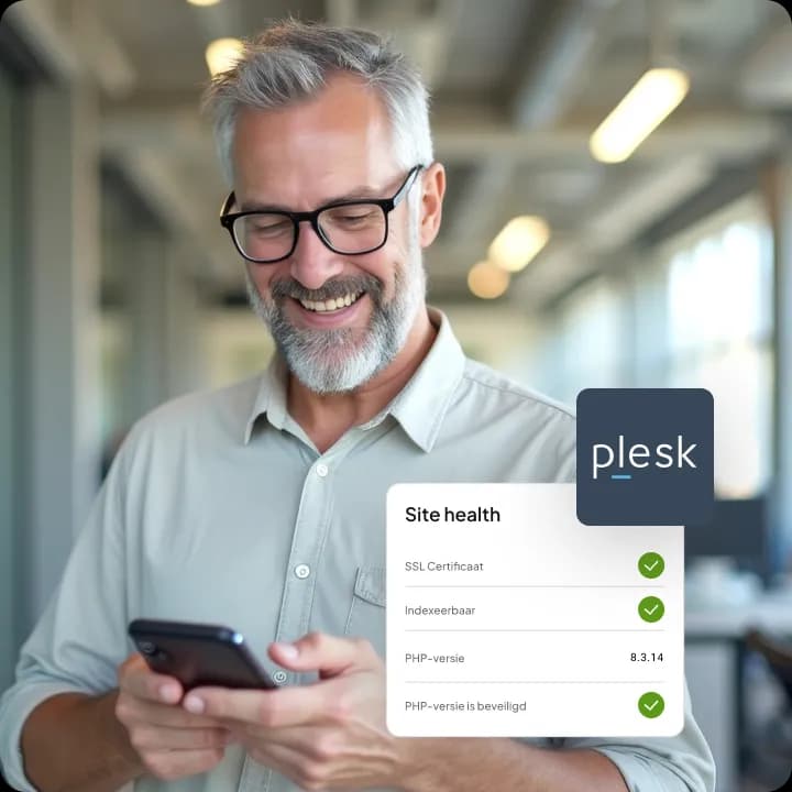 Plesk-overzicht met groene vinkjes bij SSL-certificaat en PHP-versie, naast een lachende man met smartphone.
