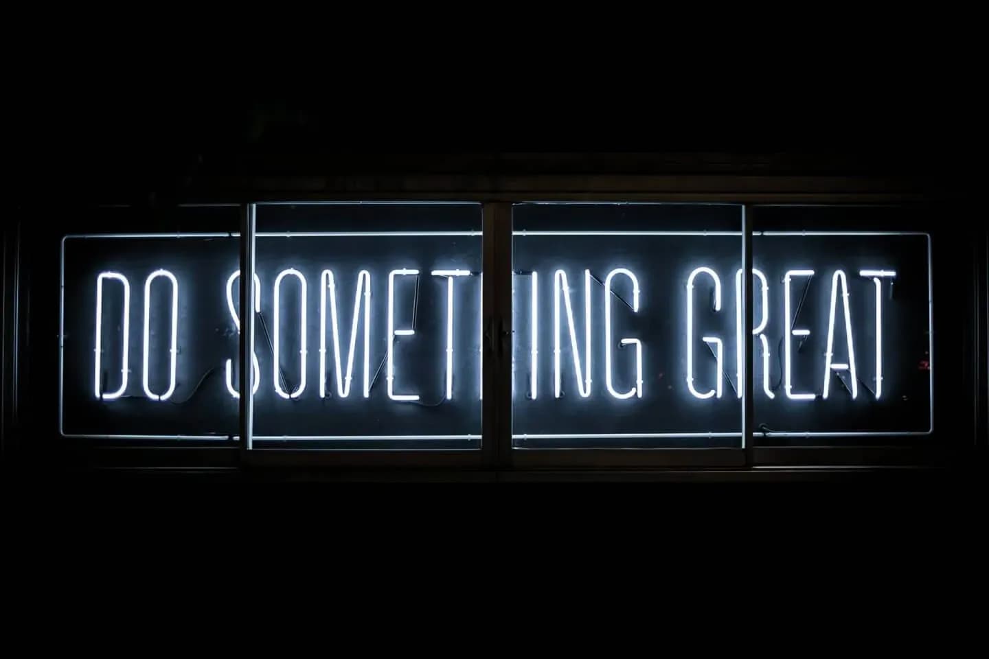 Neonletter met tekst Do Something Great
