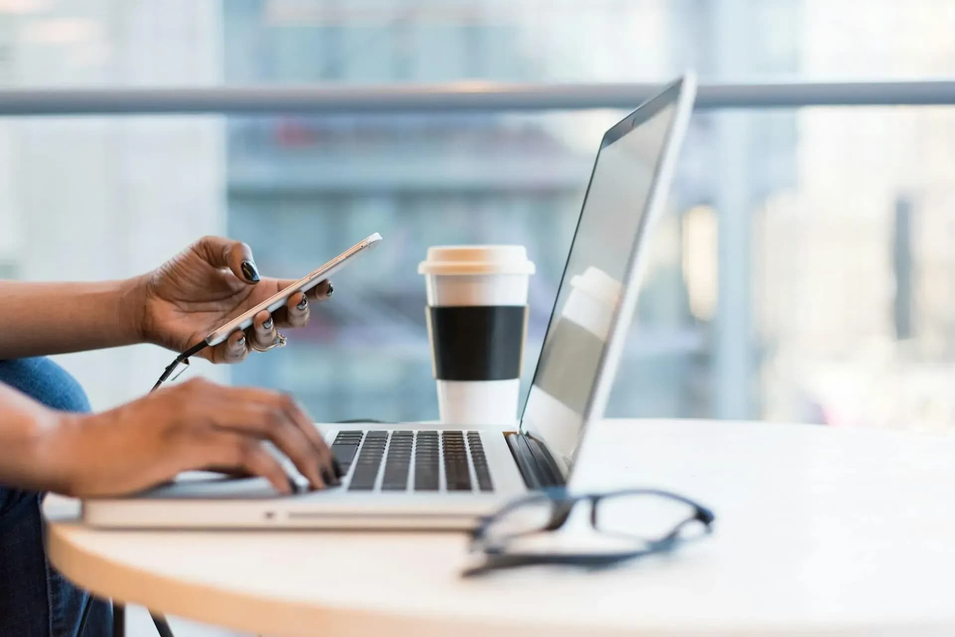 Een online business starten met je laptop en telefoon