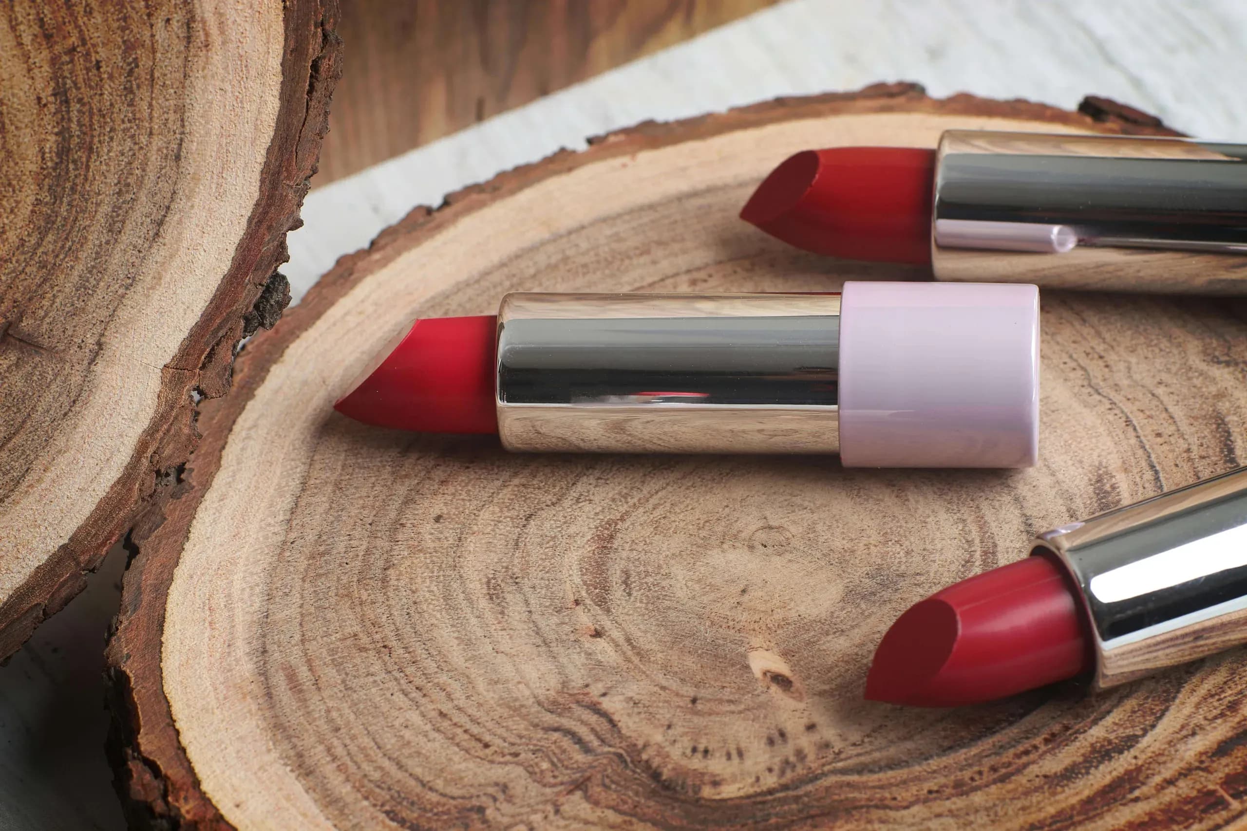 productfoto van drie lipsticks