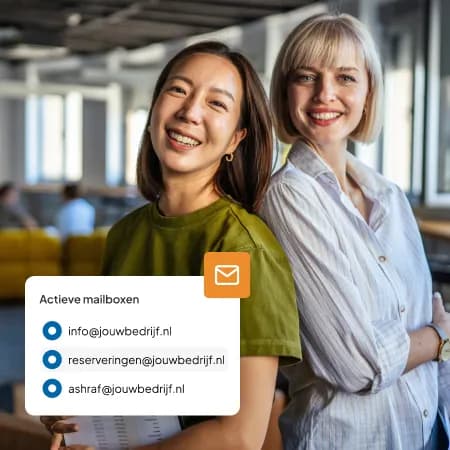 Twee collega's naast een overzicht van actieve zakelijke mailboxen.