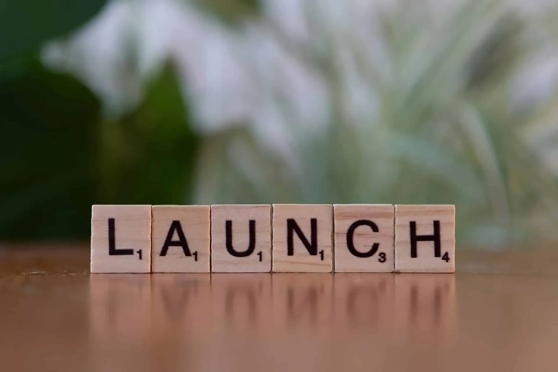 Ter illustratie van een soft launch, 5 houten blokjes die de letters launch bevatten.