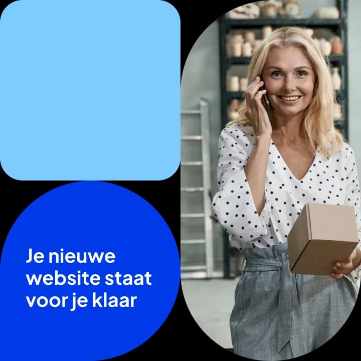 Glimlachende vrouw die telefoneert en een kartonnen doos vasthoudt, voor een rek met aardewerk, naast een blauw vlak met de tekst 'Je nieuwe website staat voor je klaar'.