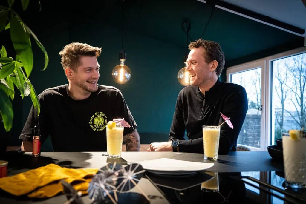 Jelmer Holtes staat met zijn armen gekruist en lacht naar de camera