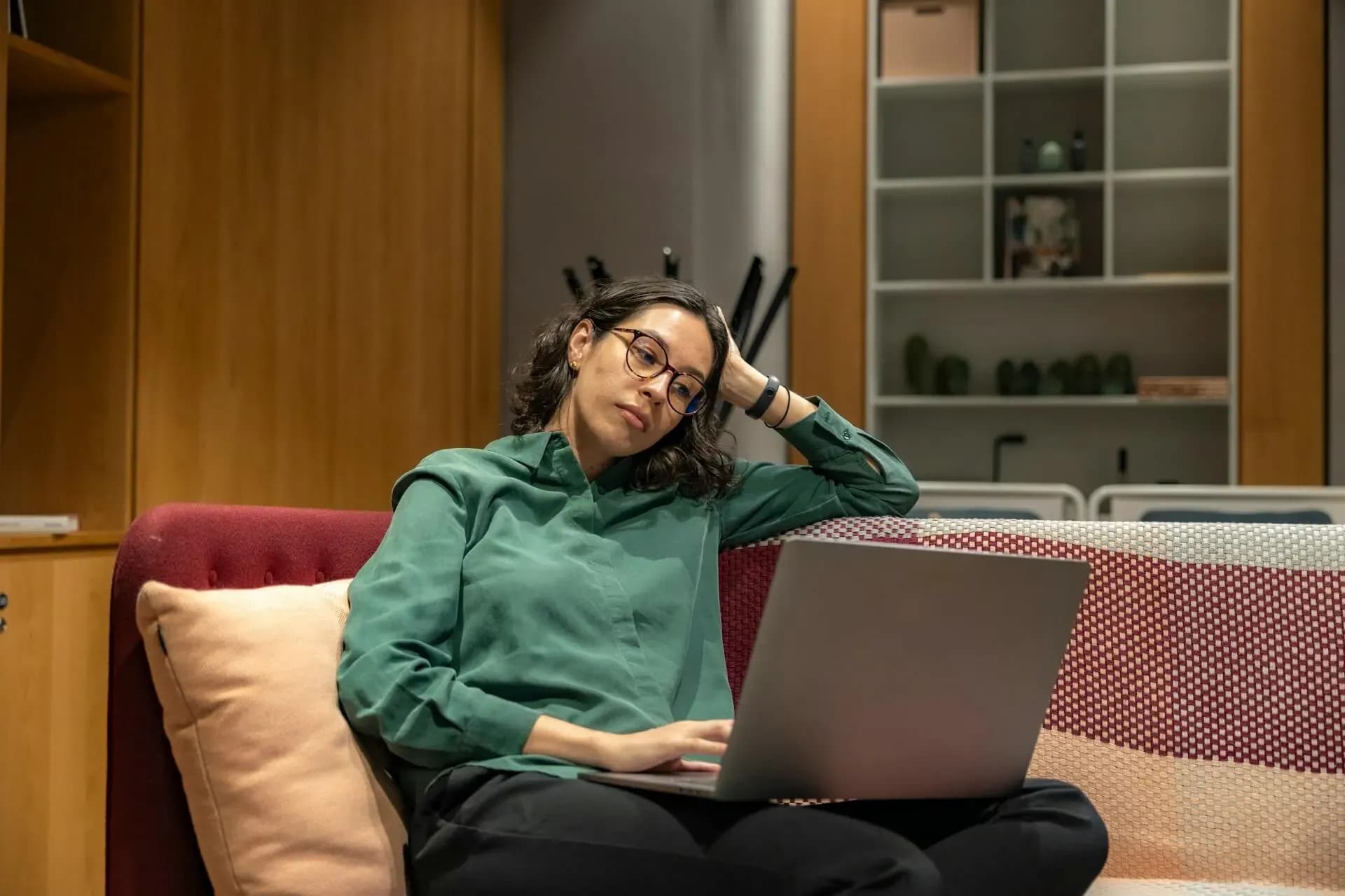 Vrouw met werklaptop op een bank.