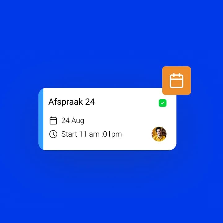 Lachende man met bril achter een laptop, met een afspraakkaartje met de tekst 'Afspraak 24' en de datum 24 Aug.