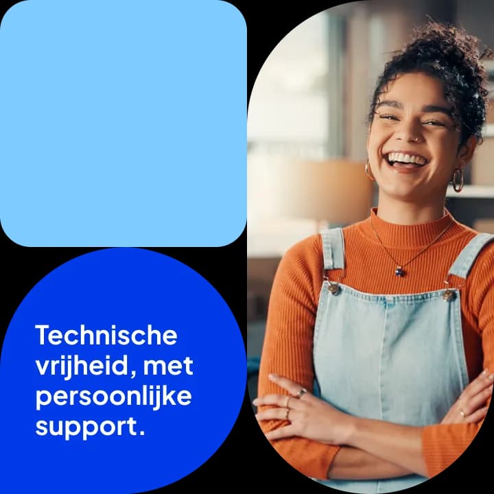 Lachende jonge vrouw met krullend haar, in een oranje trui en lichtblauwe tuinbroek, staat met de armen over elkaar, met de tekst 'Technische vrijheid, met persoonlijke support'.