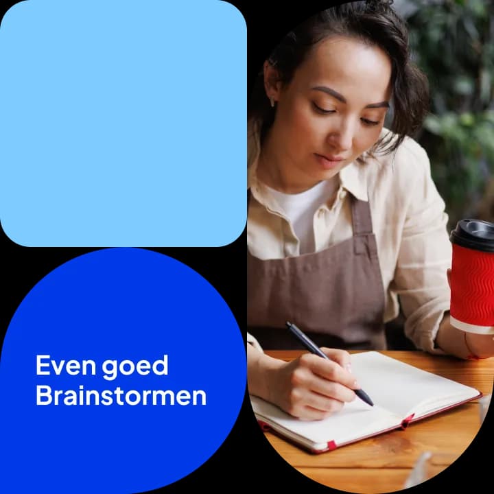 Vrouw schrijft aantekeningen in een notitieboekje met pen, naast een koffiebeker, met de tekst 'Even goed Brainstormen' op een blauwe achtergrond.
