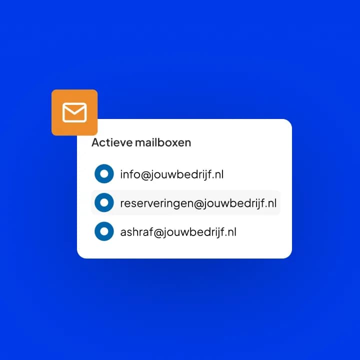 Twee lachende vrouwen op kantoor, met een overzicht 'Actieve mailboxen' met de adressen info@jouwbedrijf.nl, reserveringen@jouwbedrijf.nl en ashraf@jouwbedrijf.nl.