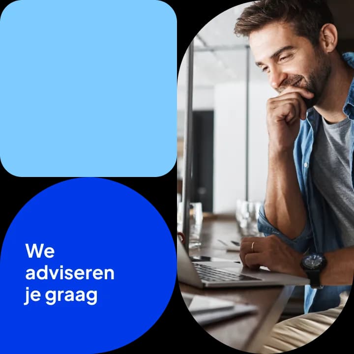 Man werkt geconcentreerd aan zijn laptop, met de tekst 'We adviseren je graag'.