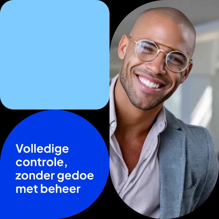 Blauwe vlakken naast een lachende man met bril, met de tekst 'Volledige controle, zonder gedoe met beheer'.