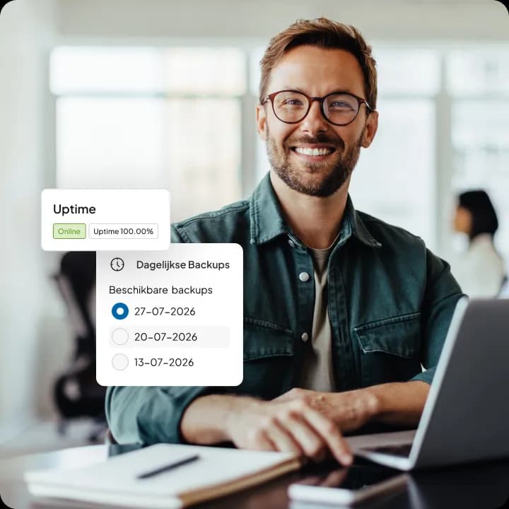 Lachende man met bril achter een laptop in een kantoor, met een kaart met de tekst 'Uptime: Online, Uptime 100.00%' en een kaart met de tekst 'Dagelijkse Backups' met drie beschikbare back-ups.