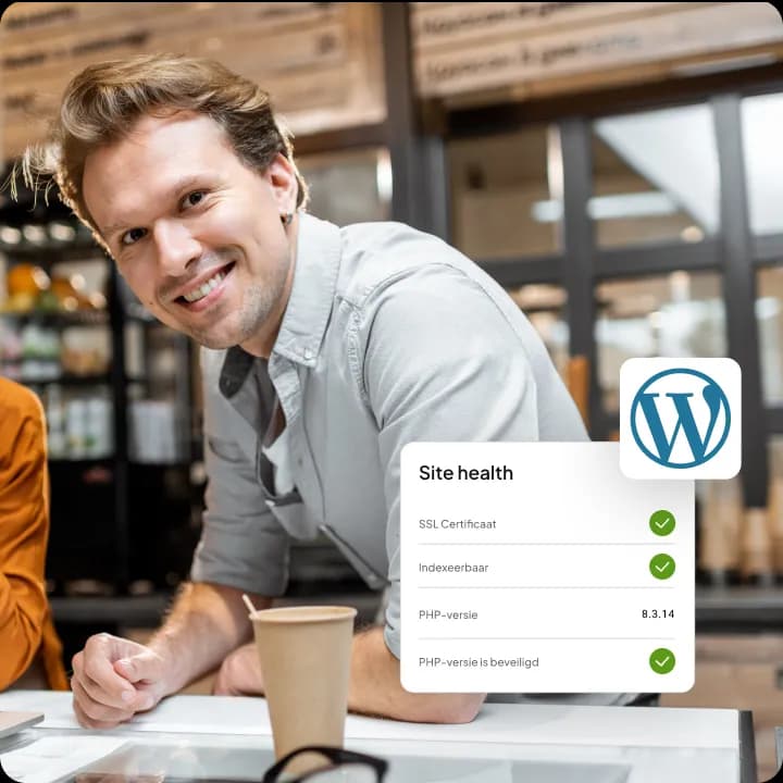 Lachende man leunt met een koffiebeker op een toonbank in een zaak, met een WordPress-logo en een kaart met de tekst 'Site health: SSL Certificaat, Indexeerbaar, PHP-versie 8.3.14, PHP-versie is beveiligd'.
