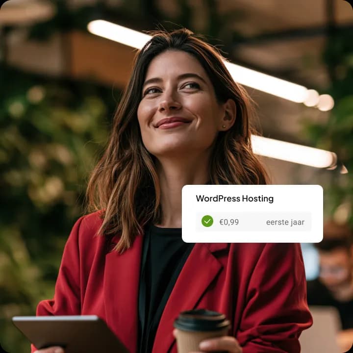 Glimlachende vrouw in een rood colbert met een tablet en een koffiebeker, met een kaart met de tekst 'WordPress Hosting: € 0,99 eerste jaar'.