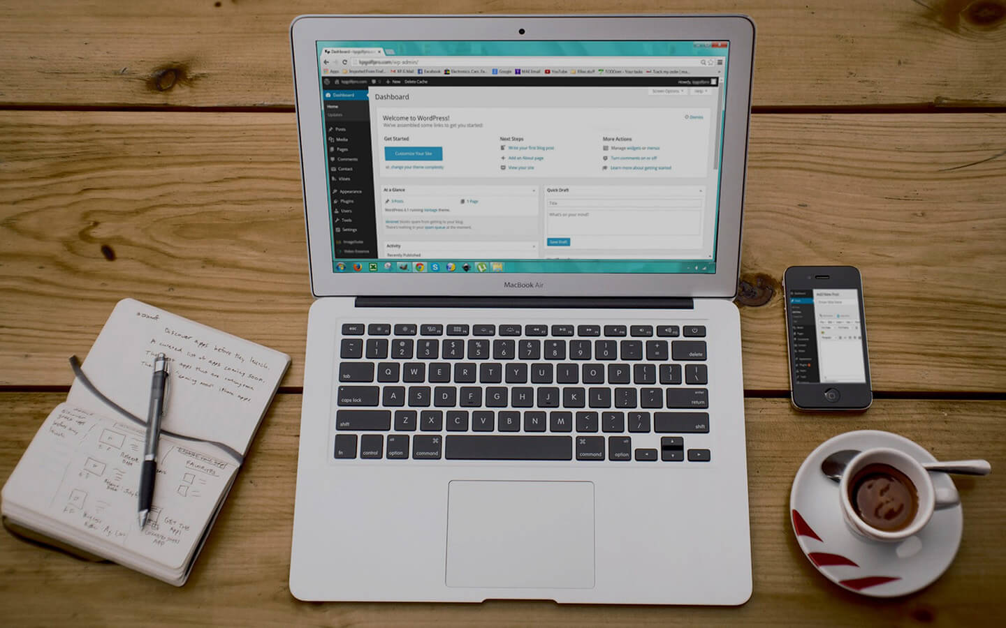 Zilverkleurige laptop met WordPress-dashboard