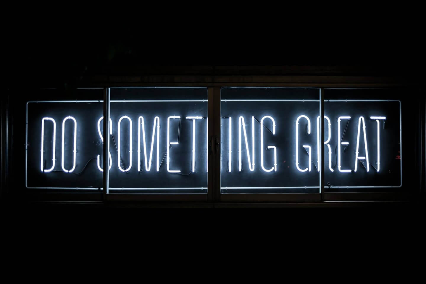 Neonletter met tekst Do Something Great