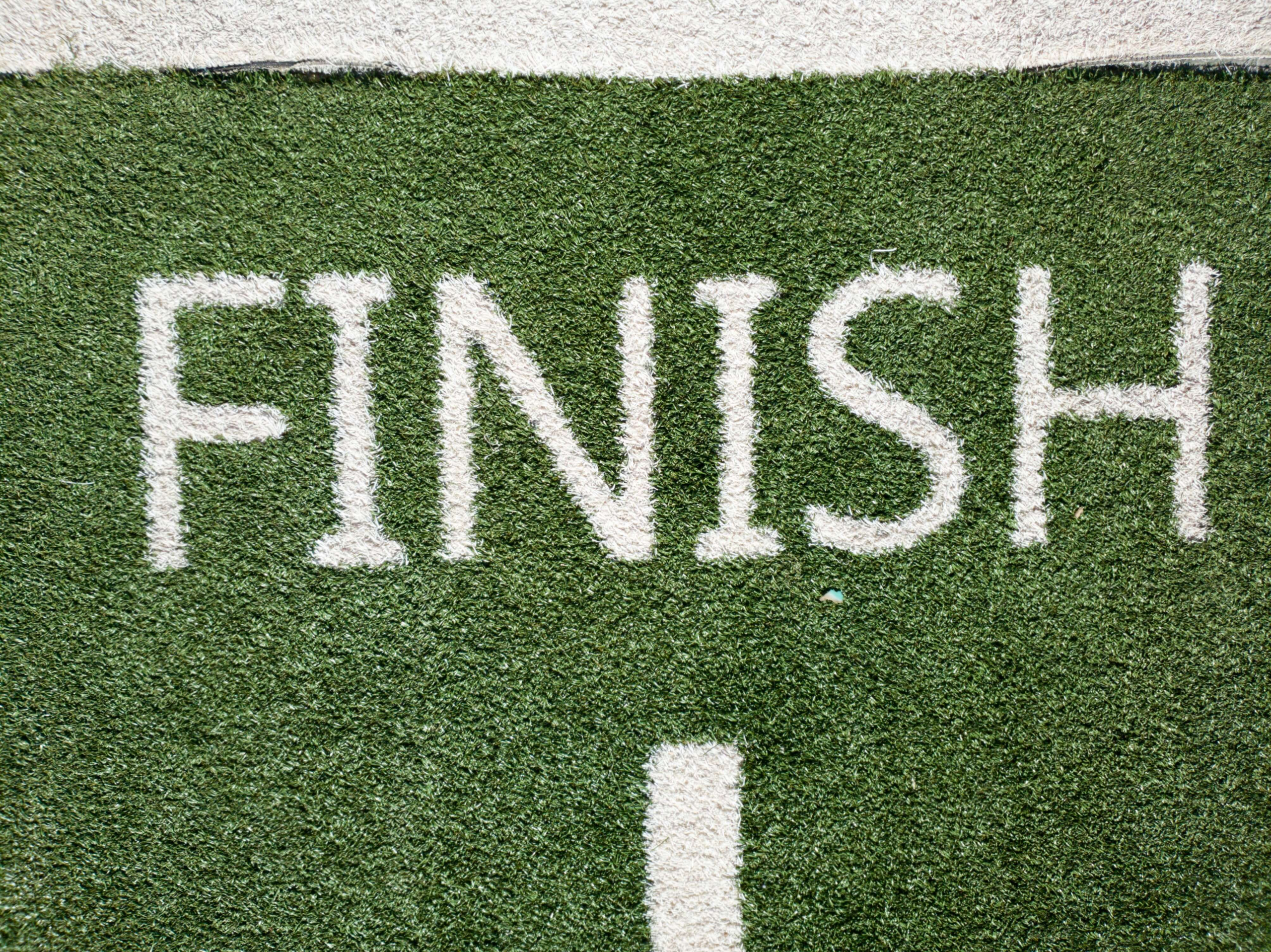 Een sportveld met daarin de tekst finish