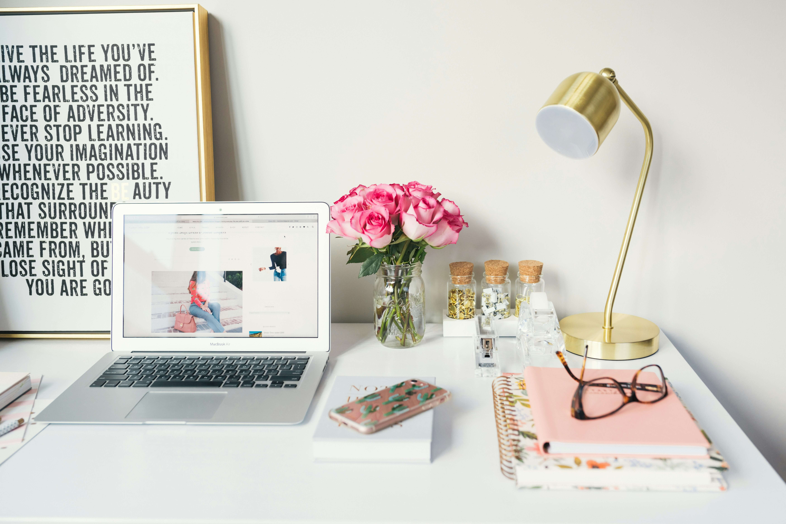 beeldscherm met productbeschrijving op bureau