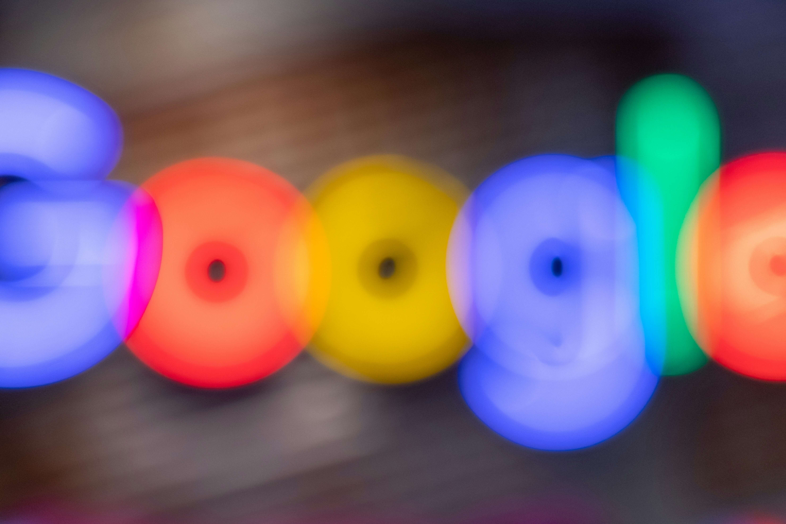 Een vervaagde foto van het Google logo