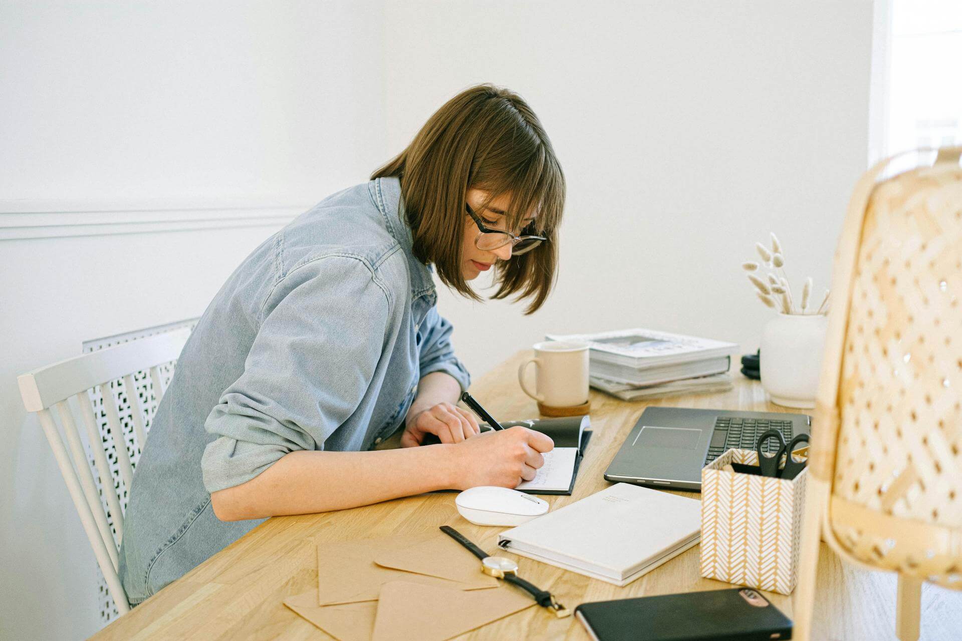 Vrouw die een blog schrijft