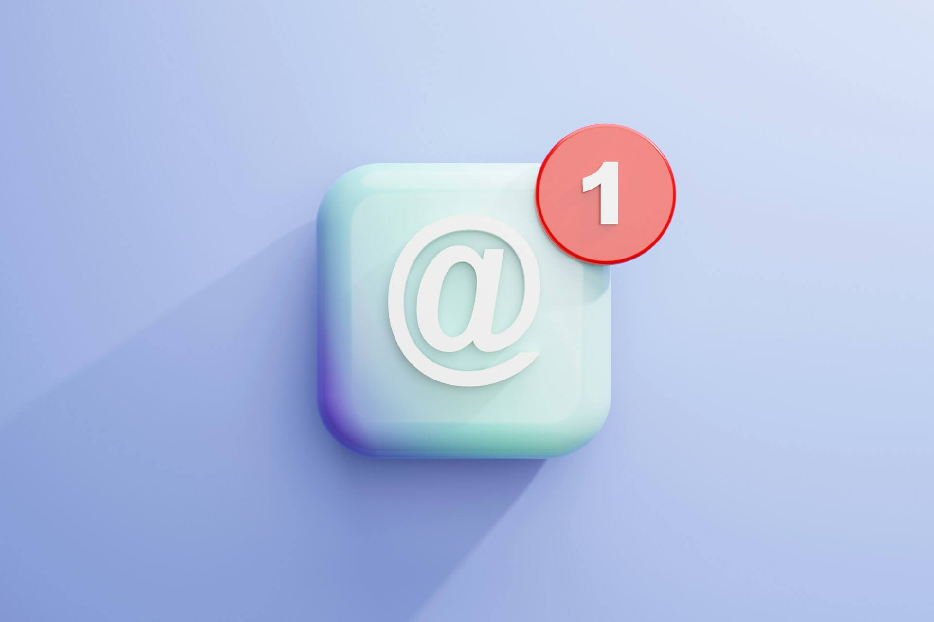 Een apenstaartje teken op een soort toetsenbordknop bij een artikel over gratis e-maildres aanmaken