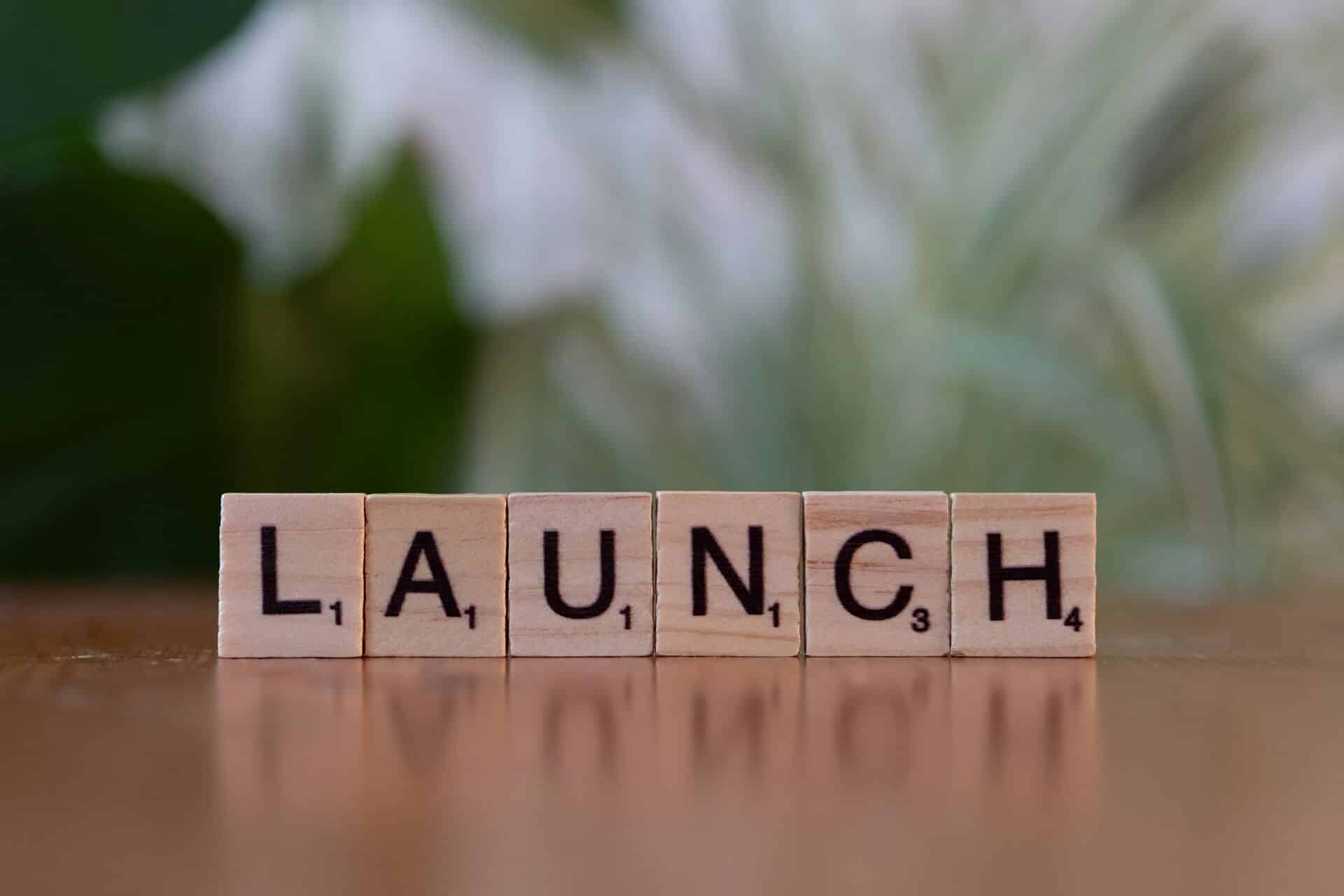 Ter illustratie van een soft launch, 5 houten blokjes die de letters launch bevatten.