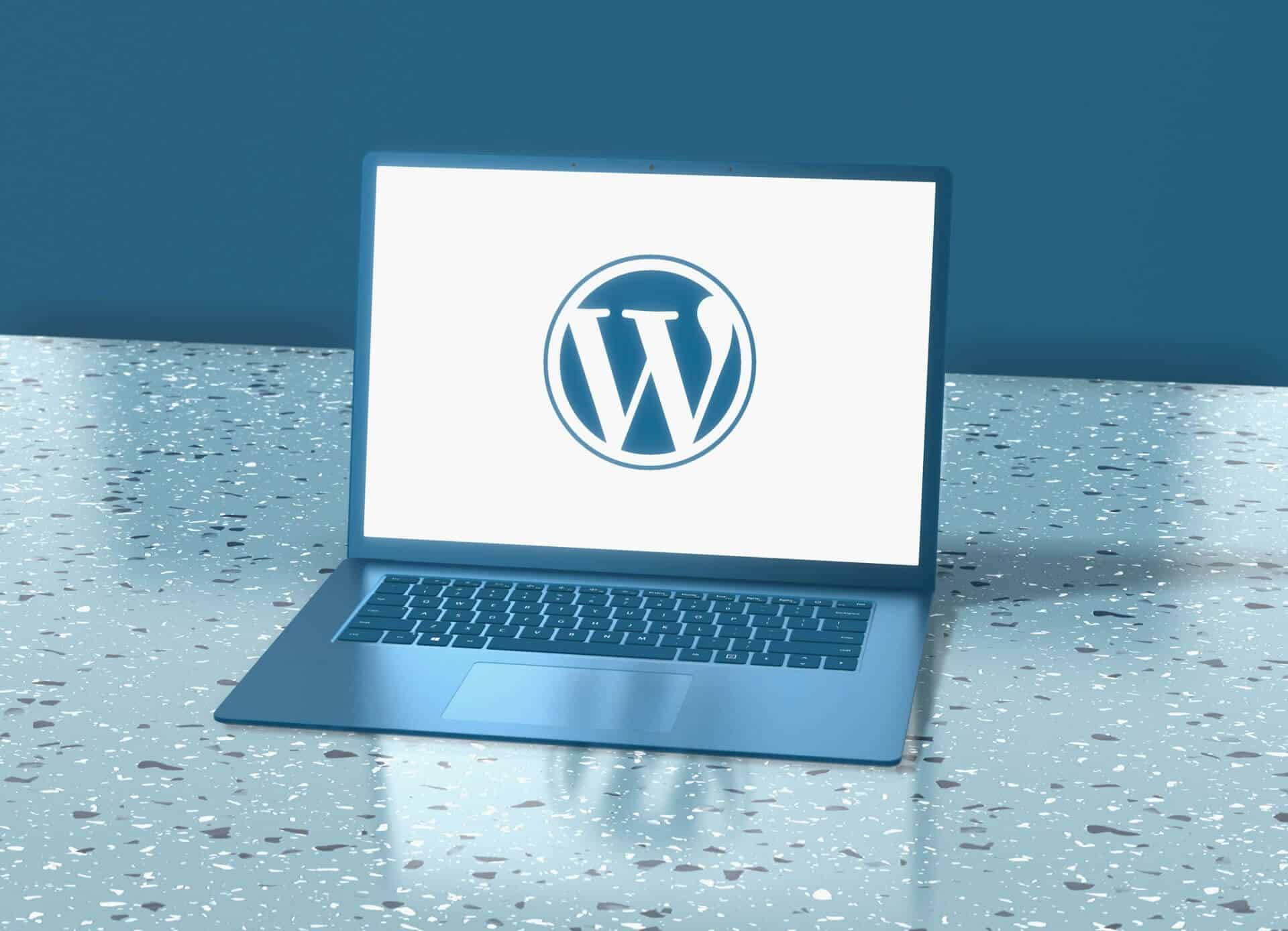 Een laptop met daarop het WordPress-logo op een tafel voor een artikel over de WordPress 7 release.